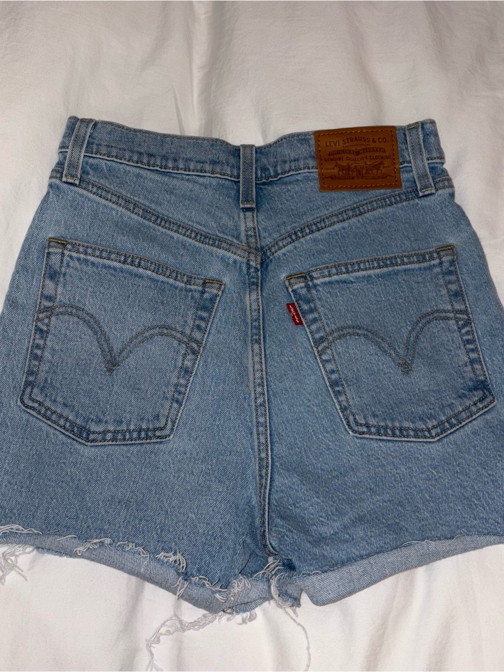 Levi’s Ribcage Shorts - Picture 3 of 3